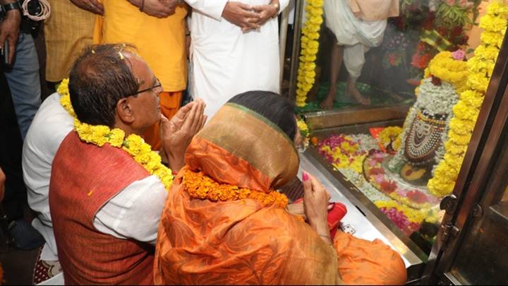 मुख्यमंत्री श्री चौहान ने ज्योतिर्लिंग ओंकारेश्वर और जैन तीर्थ सिद्धवरकूट में दर्शन कर पूजन-अर्चन किया